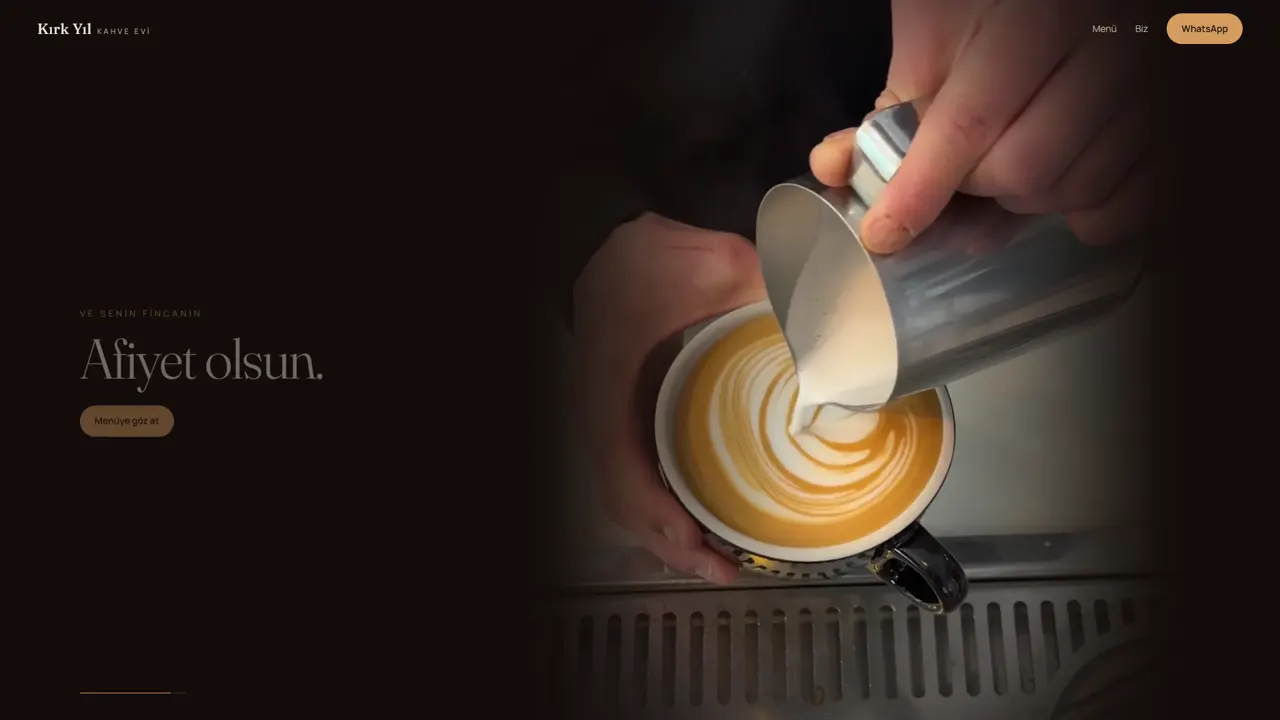 Kafe demosu: fincana dökülen süt ve latte art