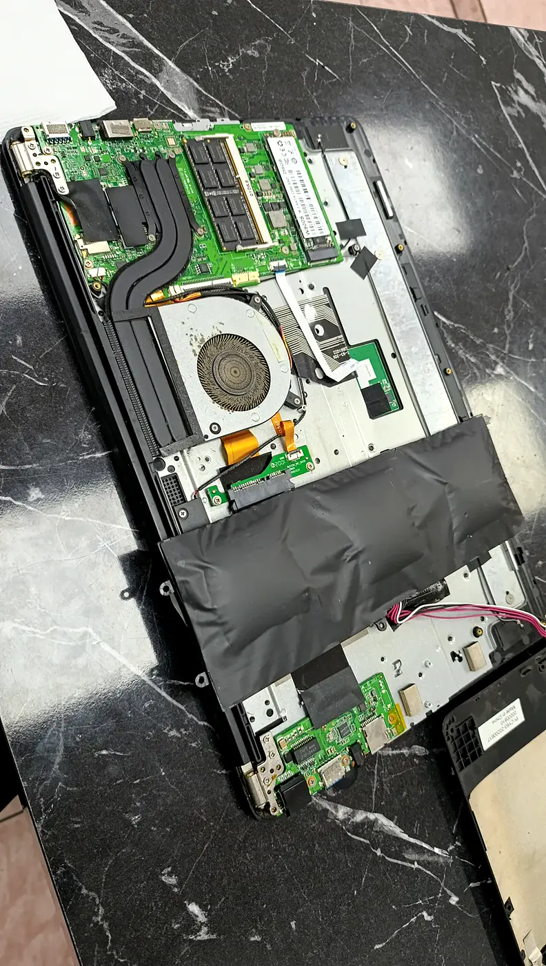 Açılmış laptop üzerinde bakım ve onarım